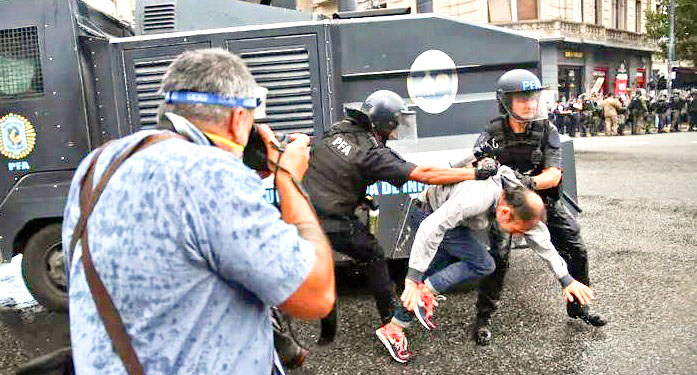 represion a jubilados.jpg
