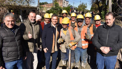 Zdero supervisó obras de pavimento en el barrio 17 de Octubre de Tirol
