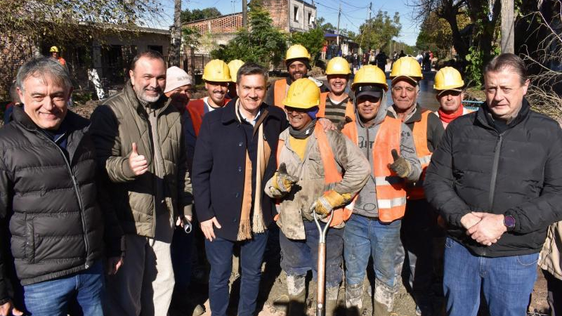 Zdero supervisó obras de pavimento en el barrio 17 de Octubre de Tirol