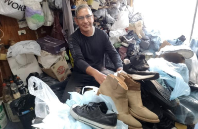 La lucha diaria de un zapatero para sostener su taller: "Estamos viviendo al día"