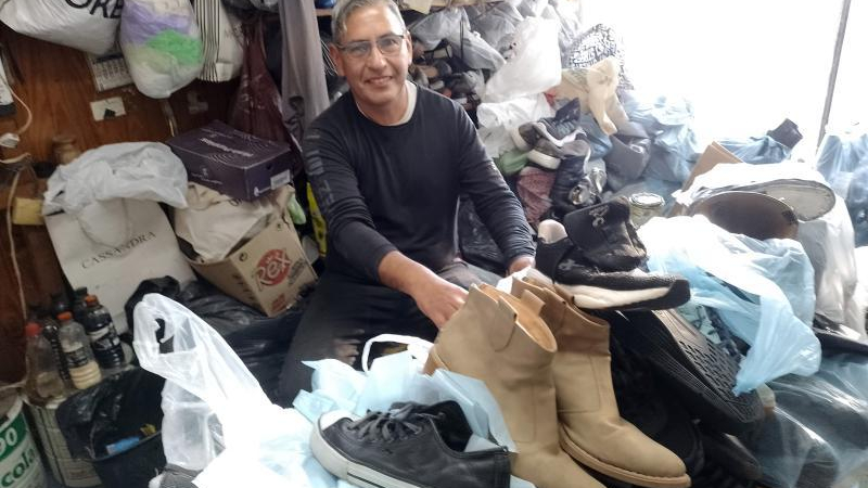 La lucha diaria de un zapatero para sostener su taller: "Estamos viviendo al día"