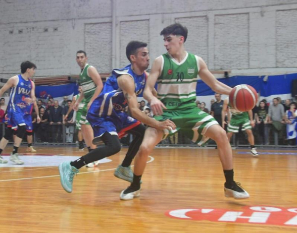 <p>Santiago Rath controla el balón en un avance del "Bólido Verde".</p>