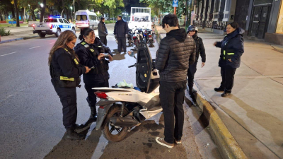 Conducía alcoholizada, perdió el control de su moto y cayó al pavimento