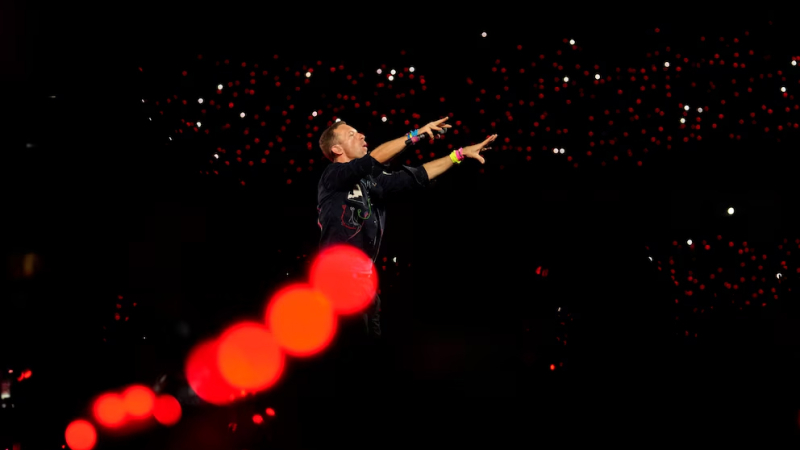La advertencia de Chris Martin al público de Coldplay durante una nueva "kiss cam"