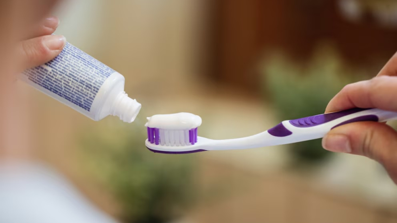 Prohíben la comercialización de una pasta dental tras reportar efectos adversos