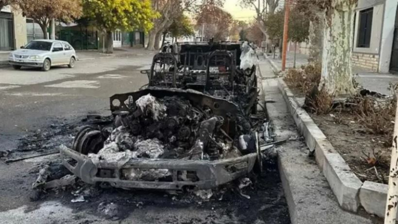 Un pirómano incendió una camioneta que figura a nombre de Marcos Rojo