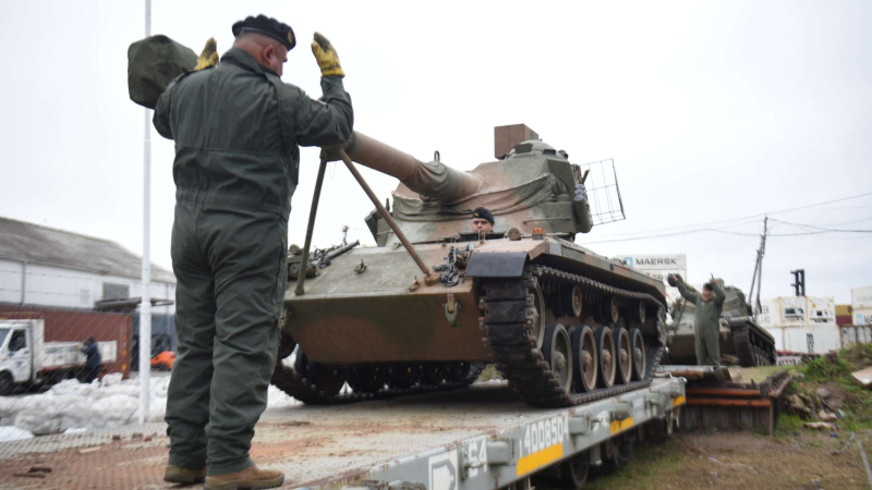 Más de ochenta vehículos militares se transportan en tren hacia el Chaco 