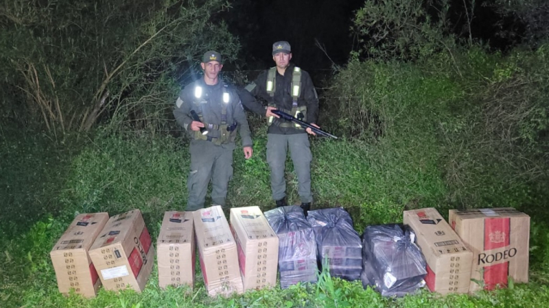 Encuentran 5.000 atados de cigarrillos ocultos en la maleza tras fuga de contrabandistas