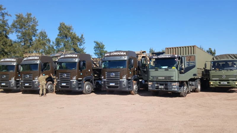 La comunidad sorprendida por el paso de un convoy del Ejército