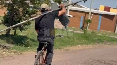 Escalera, bicicleta y robo: insólito hurto de una lámpara en Villa Barberán