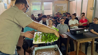 Alumnos en jornada sobre cultivo hidropónico en el INTA