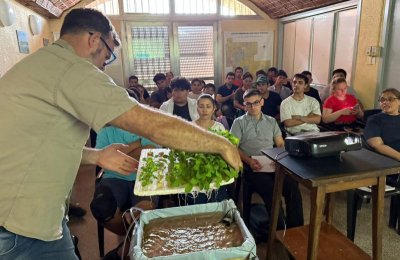 Alumnos en jornada sobre cultivo hidropónico en el INTA