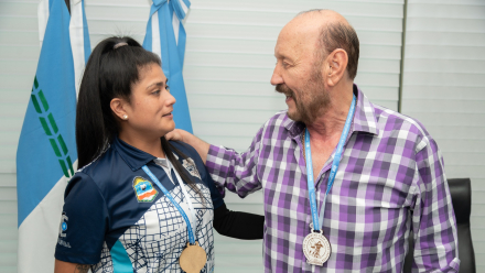 Campeonas con el Gobernador (3).jpg