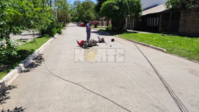 Se cayeron tres postes en la vía pública: hay un motociclista herido