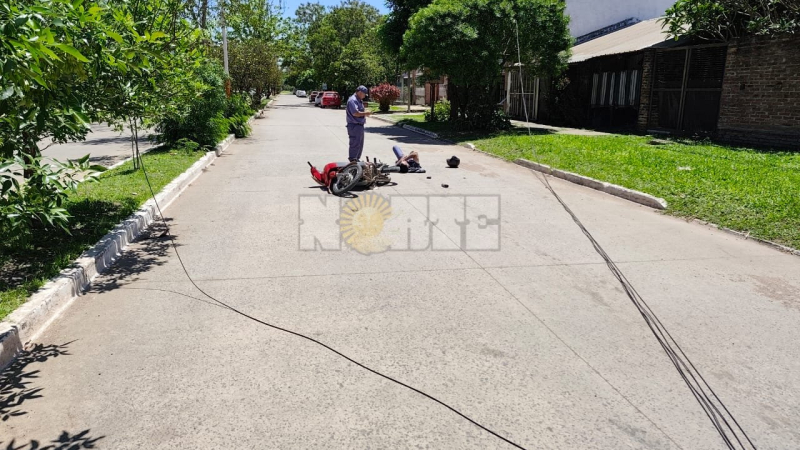 Se cayeron tres postes en la vía pública: hay un motociclista herido