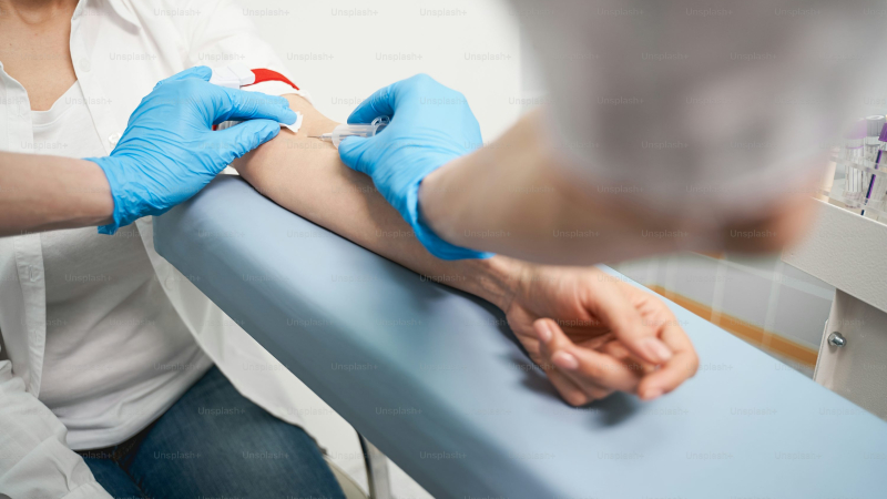 Los cuatro análisis de sangre claves que las personas mayores de 40 años deben realizarse