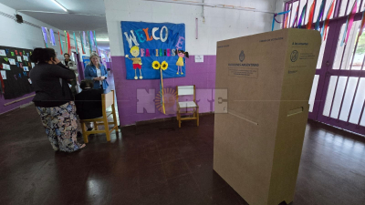 La jornada electoral comenzó con demoras por la ausencia de autoridades de mesa