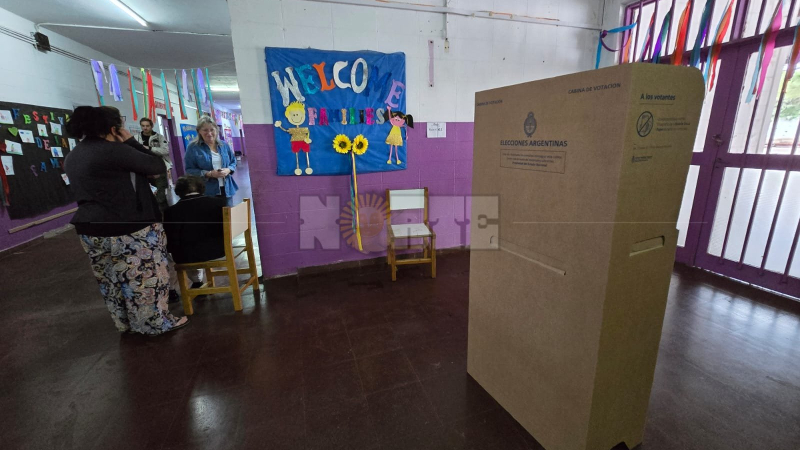 La jornada electoral comenzó con demoras por la ausencia de autoridades de mesa