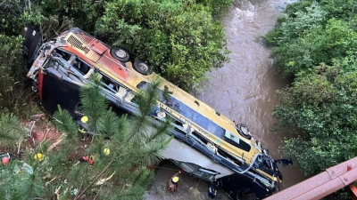Un colectivo cayó a un arroyo tras chocar con un auto: murieron nueve personas