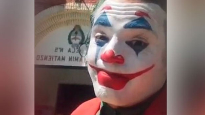 Quiso votar disfrazado de "El Joker" pero no lo dejaron