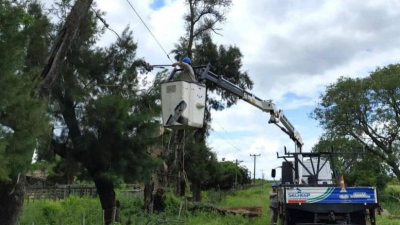 Restablecen el servicio eléctrico luego del fuerte temporal en la provincia