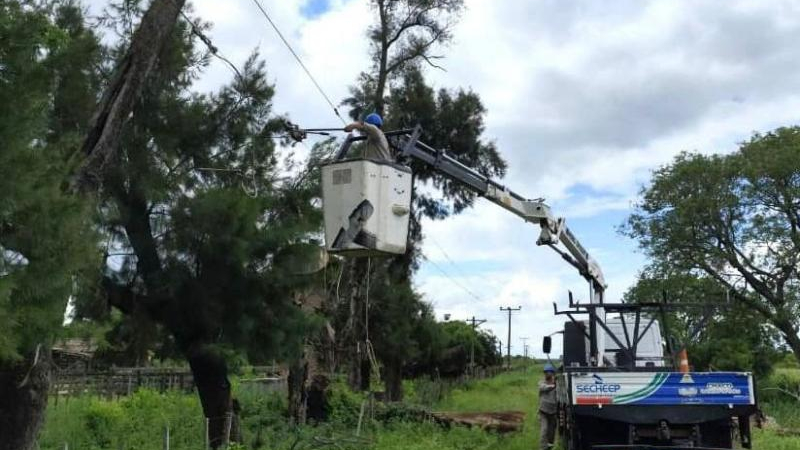 Restablecen el servicio eléctrico luego del fuerte temporal en la provincia