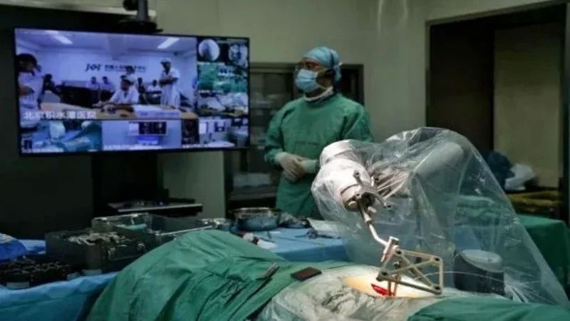 Equipo médico realizó una cirugía ocular robótica remota