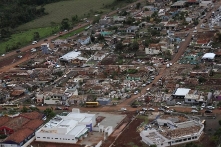 un-tornado-arrasa-con-una-urbani.jpg