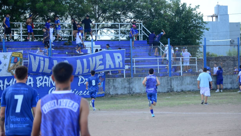 Se suspendió Villa Alvear-Defensores por incidentes entre dos facciones de la hinchada