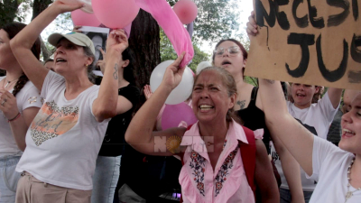 Con bocinazos, el pueblo se hace escuchar mientras el jurado continúa deliberando