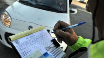 Recuerdan que conducir con una licencia falsa es un delito penal