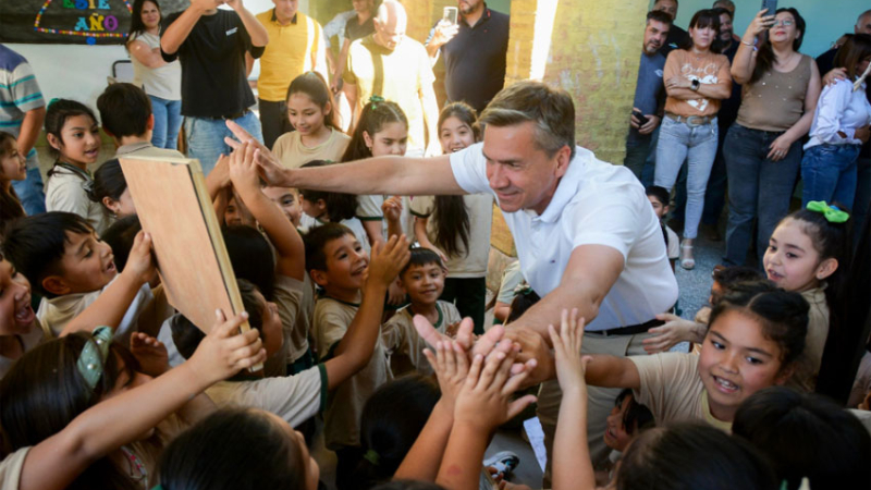 Zdero recorrió obras de refacción en escuelas y bibliotecas publicas