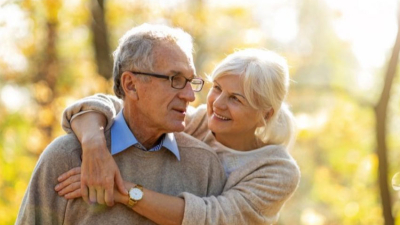 Hábitos que debemos dejar después de los 60 para ser más felices
