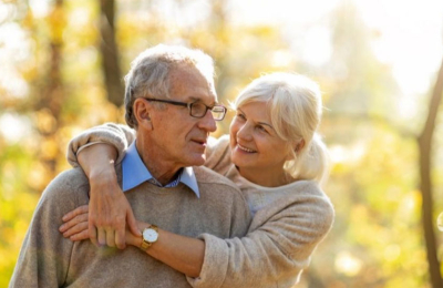 Hábitos que debemos dejar después de los 60 para ser más felices