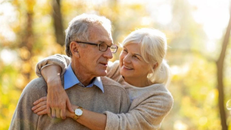Hábitos que debemos dejar después de los 60 para ser más felices