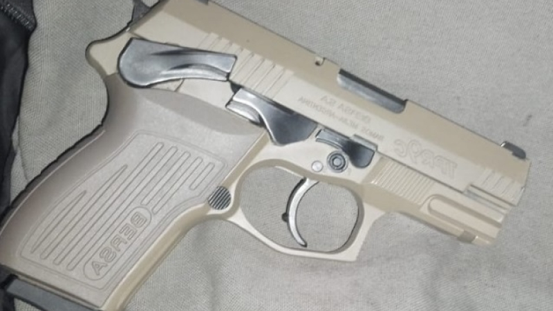 Viuda negra se ganó la confianza de su víctima y le robó un arma de guerra