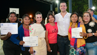 Entregó certificados de egresados de oficios en Las Lomitas