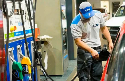 Sorpresa navideña: YPF bajó un 2% el precio de sus combustibles