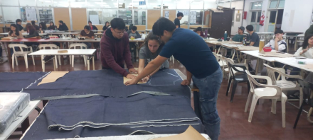 Estudiantes de Diseño Industrial UNNE confeccionan sus delantales de trabajo2.jpeg
