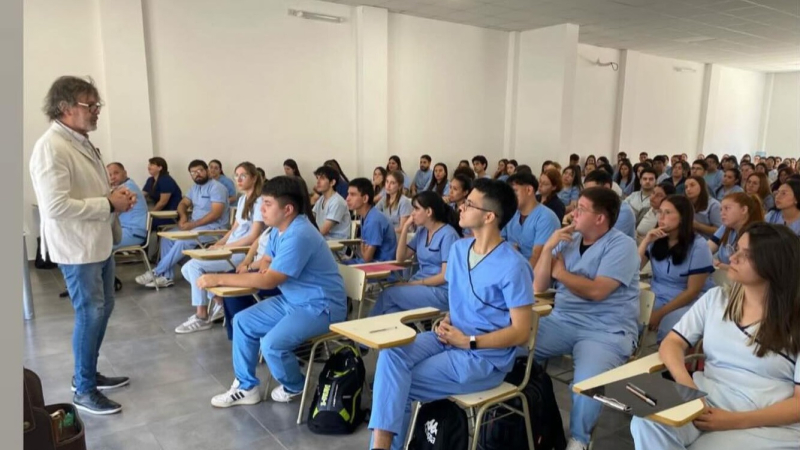 "Somos la primera carrera de medicina que incluye las lenguas originarias y de señas"