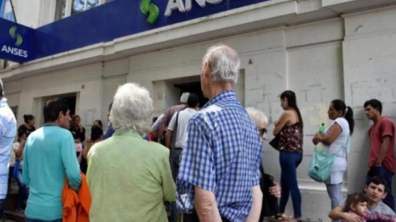 Con la fórmula de actualización de Milei, las jubilaciones perdieron 27,4%