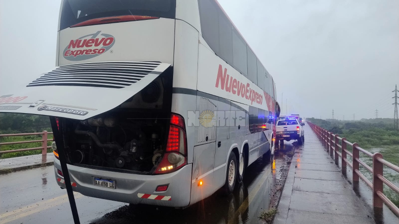 Caos y demoras en el puente General Manuel Belgrano por las intensas lluvias, un colectivo averiado y un siniestro vial