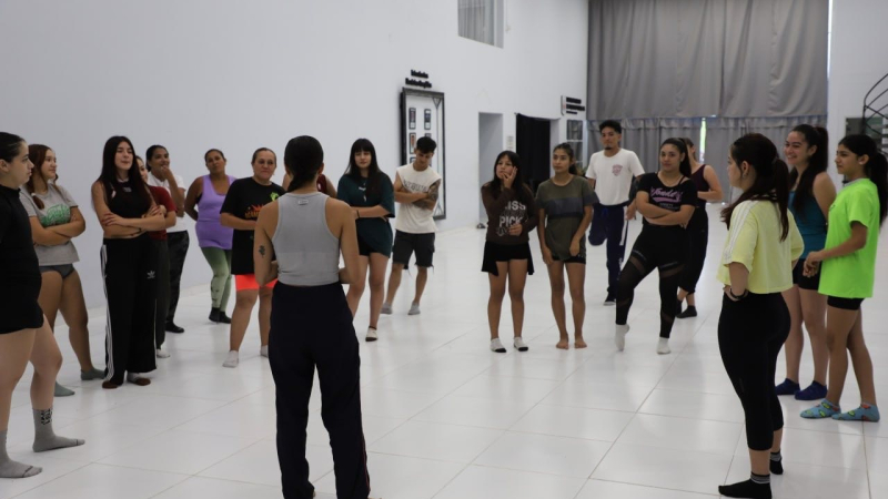 Academias participaron en un taller de danza contemporánea 
