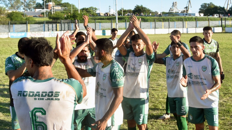 Defensores derrotó nuevamente a 8 de Diciembre y es semifinalista del torneo