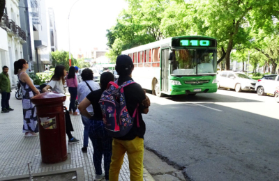 Desde hoy rige la nueva tarifa de colectivos mientras se espera que finalice el paro