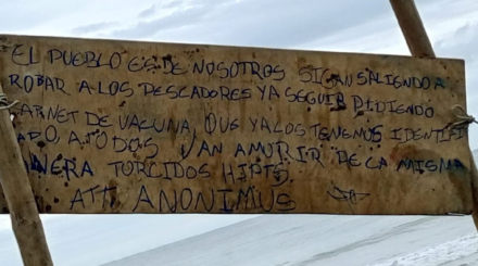 el-cartel-que-aparecio-junto-a-c.jpg