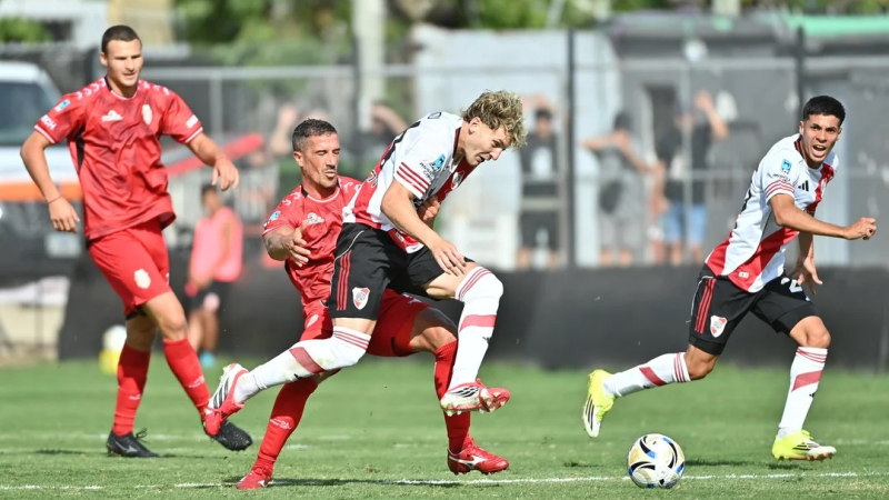 En un debut polémico, River venció a Barracas Central con gol de Montiel