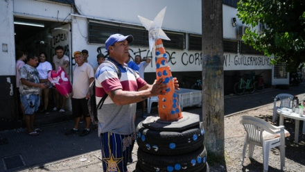 El arbolito de Navidad que aún resiste. Foto Alan Monzón-Rosario3.jpg