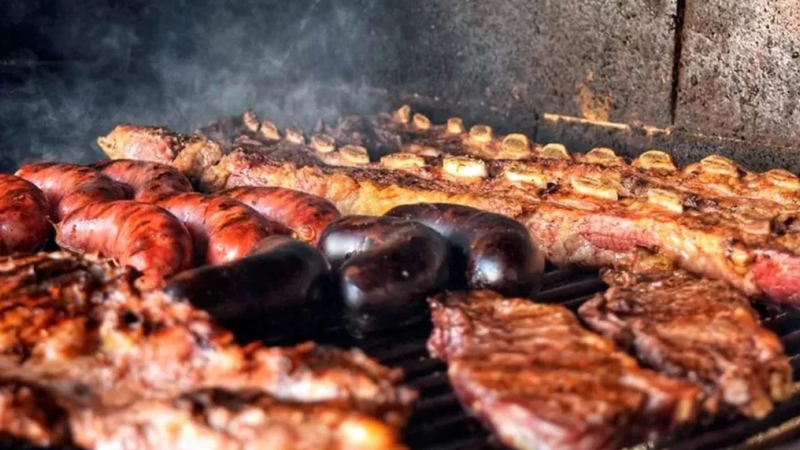 El consumo de carne vacuna cayó 42% y con un kilo de asado se compran cuatro de pollo