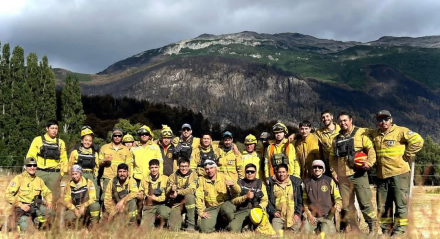 Brigadistas de la Administración de Parques Nacionales trabajando hoy en el incendio forestal “P.jpg